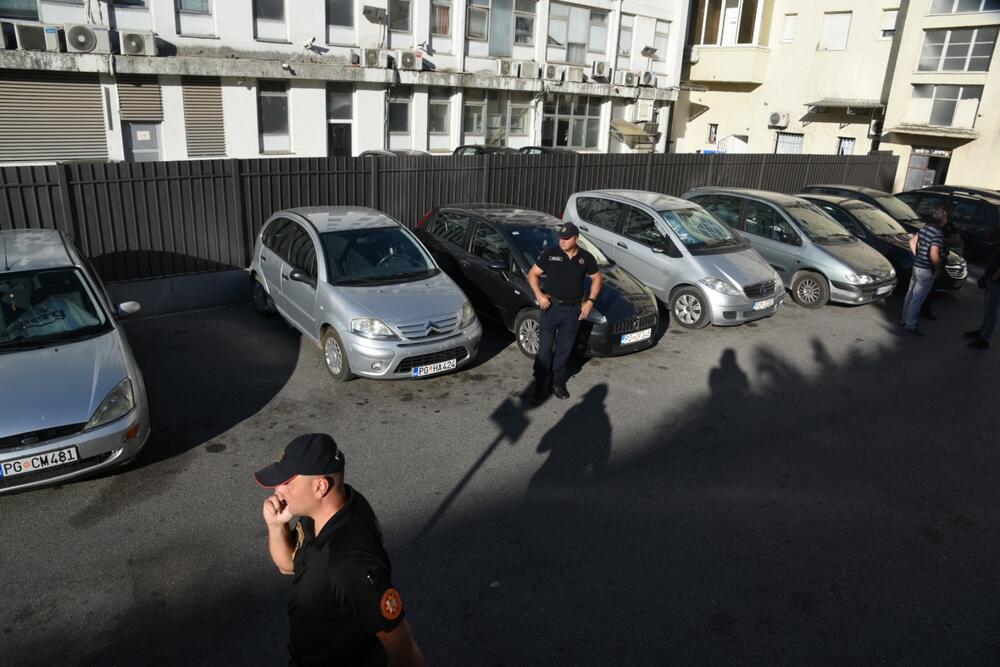 <p>Lazović je uhapšen po nalogu SDT zbog sumnje da je počinio krivično djelo stvaranje kriminalne organizacije.</p>