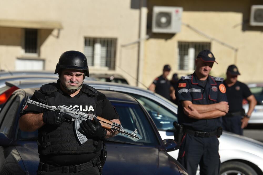 <p>Lazović je uhapšen po nalogu SDT zbog sumnje da je počinio krivično djelo stvaranje kriminalne organizacije.</p>