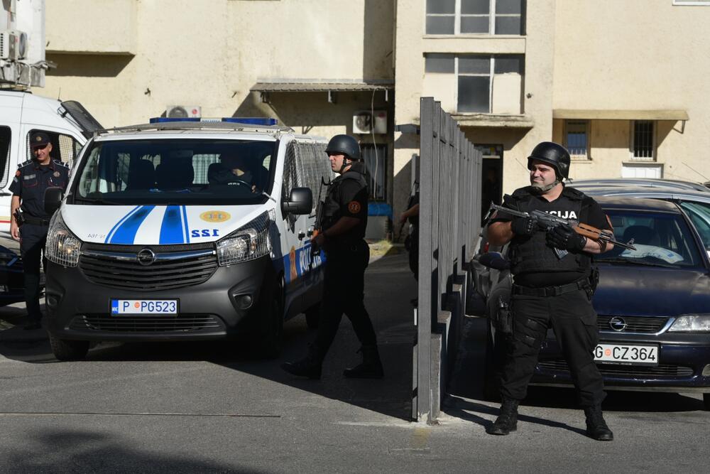 <p>Lazović je uhapšen po nalogu SDT zbog sumnje da je počinio krivično djelo stvaranje kriminalne organizacije.</p>