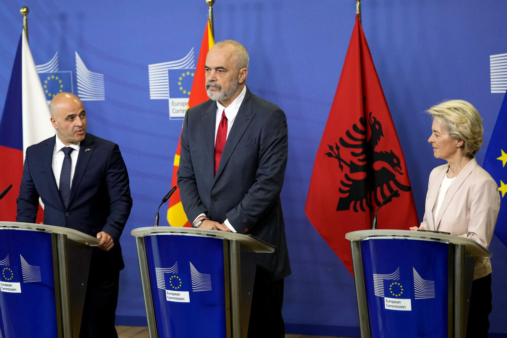 Dimitar Kovačevski, premijer Sjeverne Makedonije, Edi Rama, premijer Albanije i predsjednica Evropske komisije Ursula fon der Lajen, Foto: Beta/AP