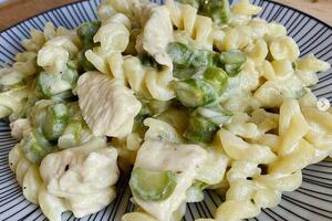 Ručak koji ćete obožavati: Ljetnja pasta sa piletinom i šparglama