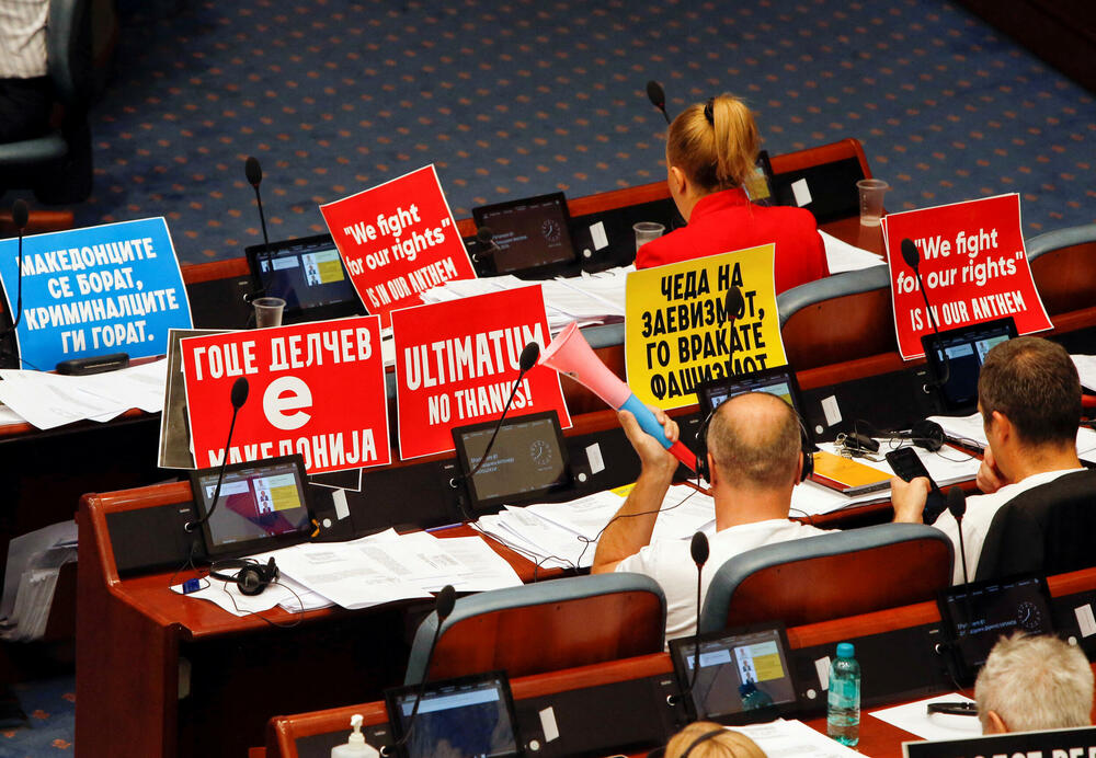 Poslanici VMRO DPMNE u parlamentu tokom glasanja o dogovoru sa Bugarskom