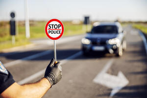 Budvanka kažnjena 2.000 eura za nezaustavljanje na znak ‘Stop’ i...