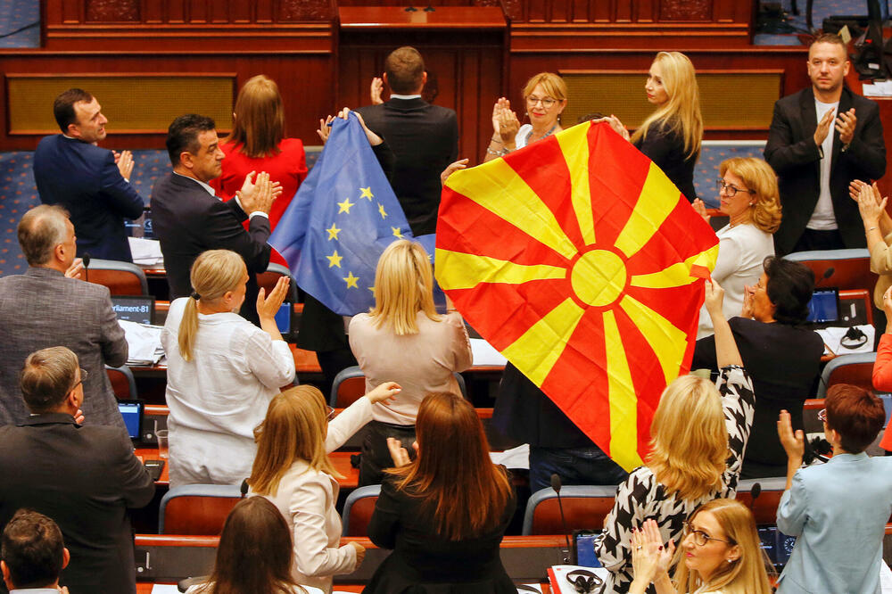 Sjevernomakedonski poslanici iz vladajuće partije SDSM drže zastave Evropske unije i Sjeverne Makedonije tokom parlamentarne debate, Foto: Reuters