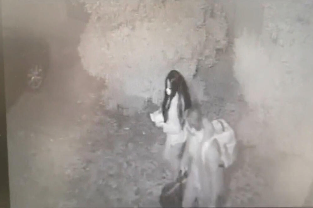 Snimak s nadzornih kamera muškarca i žene kako iznose ukradeno vino iz restorana, Foto: Rojters