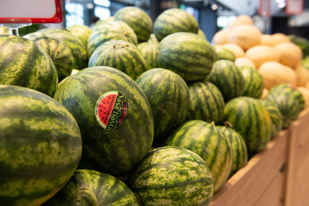 <p>Kupci posebno uživaju u plodovima iz Naše bašte, koji su uzgajani uz minimalnu upotrebu hemijskih sredstava.</p>