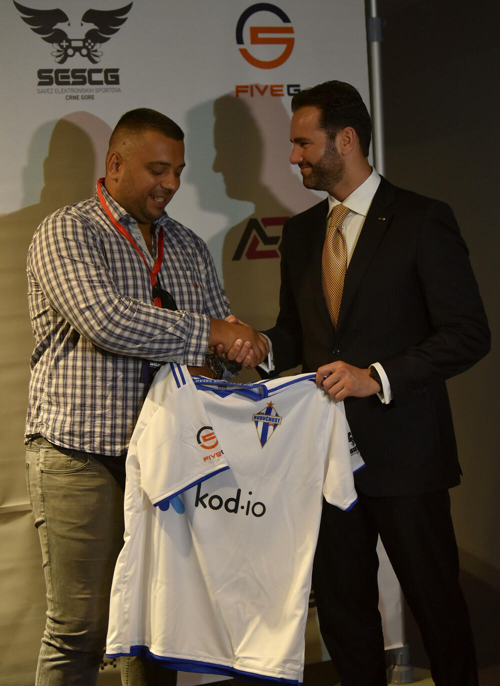 Kapiten e-Budućnosti Bojan Tatar uručuje Vladu dres