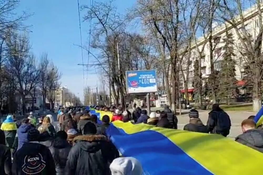 Protest Ukrajinaca u Hersonu protiv ruske invazije sredinom marta ove godine, Foto: Rojters
