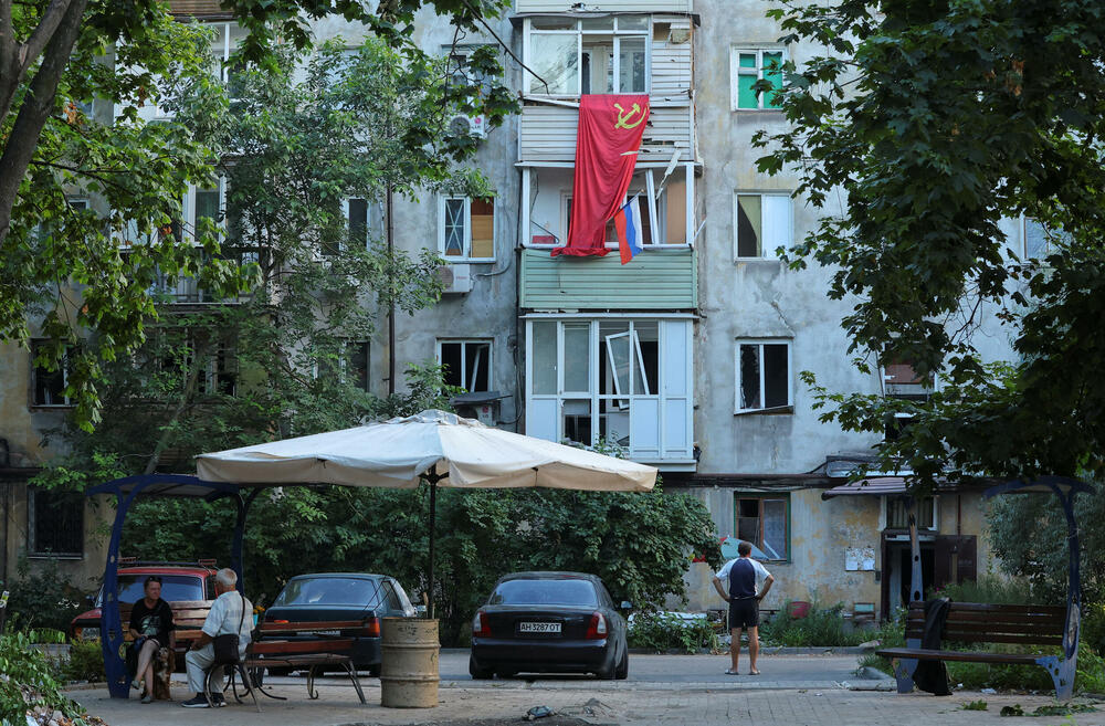 Sovjetska zastava na stambenoj zgradi u Mariupolju