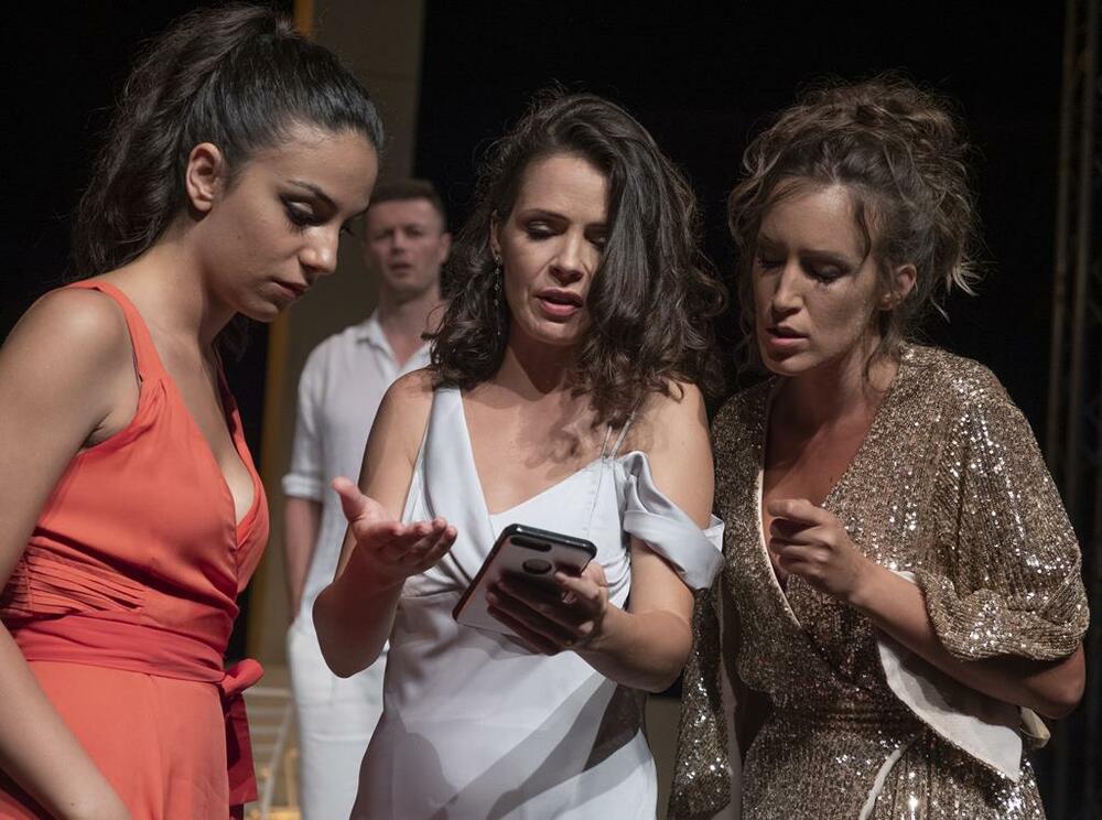 <p>“Dosta je intimna priča i drugačije je bilo izaći iz scene kutije i te ušuškanosti koju nam ona nudi. Malo smo se i plašili kako će to izgledati, ali je cijela stvar disala između nas i publike”</p>