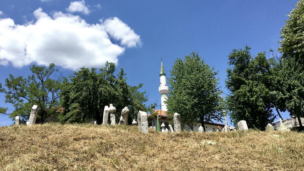 <p>Vrijeme sve boji tamnim tonovima, uzalud oko traži žuto. Ali ispod tvrđave se pružila sarajevska kotlina, sve do modrog Igmana - mravinjak pod ćerpićima, bogomolje, beton socijalizma i mahale što terasasto okružuju grad</p>