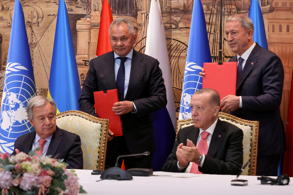 Generalni sekretar UN Antonio Gutereš, ruski ministar odbrane Sergej Šojgu i turski predsednik Redžep Tajip Erdogan i turski ministar odbrane Hulusi Akar prisustvuju ceremoniji potpisivanja u Istanbulu