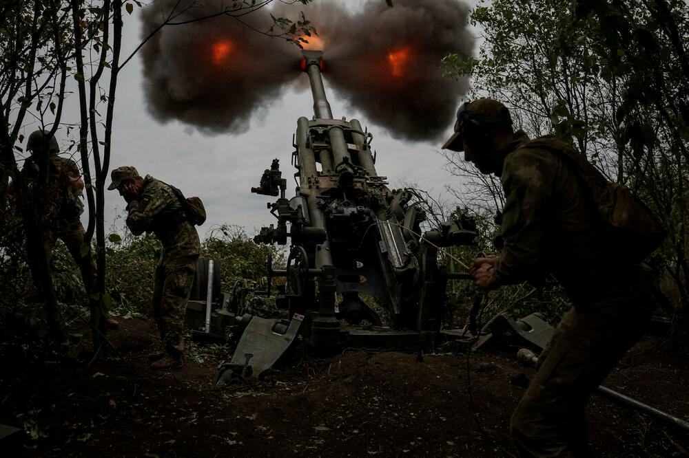Ukrajinski vojnici ispaljuju granatu na liniji fronta u regionu Harkova, Foto: Rojters