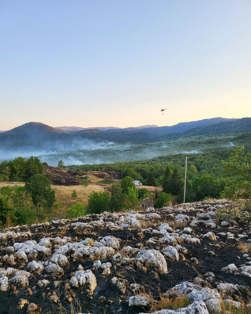 <p>"Pozivam predsjednike države i Vlade i sve ministre, da ako imaju malo hrabrosti i ako im je stalo da Vojnika, da organizuju grupu od stotinjak ljudi i pošalju je ovamo"</p>