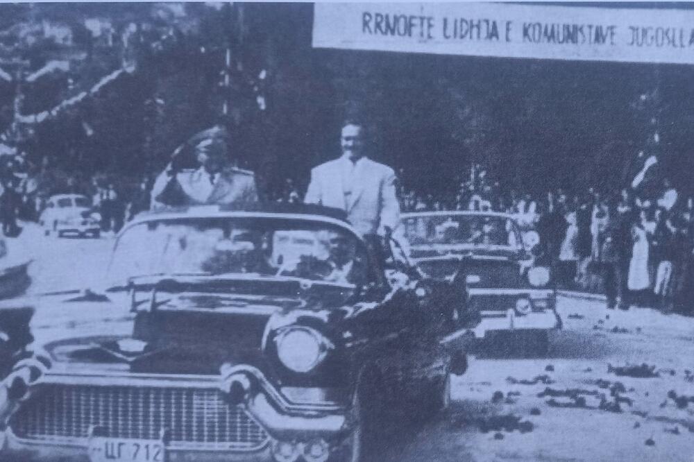 Tito s Blažom otpozdravlja Ulcinjanima iz “kadilaka” (CG - 712) na putu od pristaništa do hotela “Jadran”. Za volanom dugogodišnji Blažov šofer, gospodstveni Milo Dabetić, Foto: Privatna arhiva