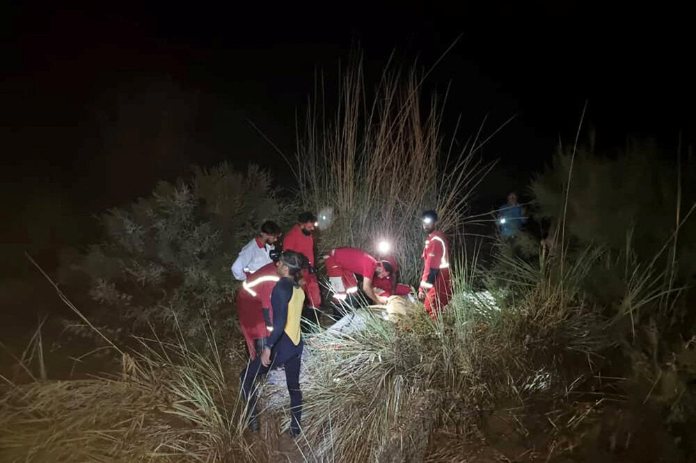 Spasioci u Estahbanu tragaju za nestalima, Foto: Reuters