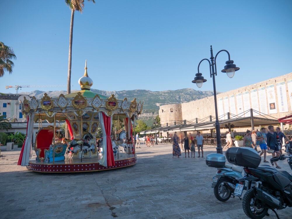 <p>"Naravno, građanima i turističkoj privredi ali i gostima Budve je jasno da je komunalni nered i haos, nesnosna buka, ogroman broj divljih privremenih lokacija, nečistoća i vašarište posledica nerada i loše namjere lokalnih komunalnih službi, a ne manjka kadra", navodi se u saopštenju budvanskih Demokrata</p>