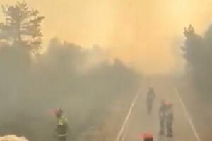Požar opkolio vatrogasce na Krasu, neplanirano ih spasio kanader:...