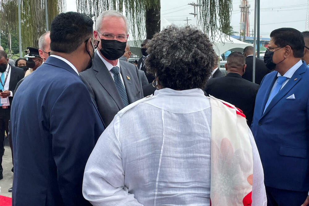 Izvršni direktor kompanije Ekson mobajl Deren Vuds razgovara sa predsjedikom Gvajane Mohamedom Irfanom na naftnoj konferenciji u Džordžtaun, Foto: Rojters