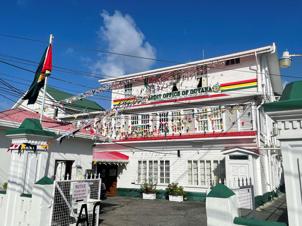 Zastava Gvajane na kolonijalnim zgradama u Džordžtaunu