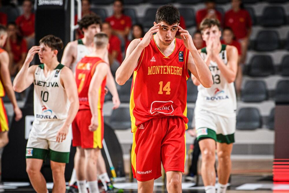 <p>Bol zbog poraza od Litvanije (67:63) biće još veći usljed činjenice da je suđenje bilo očajno, jer se čini da su arbitri riješili meč kada 28 sekundi prije kraja, pri rezultatu 65:63, nisu dosudili očigledan faul nad Fedorom Žugićem. Rival u meču za 3. mjesto branilac titule Izrael</p>