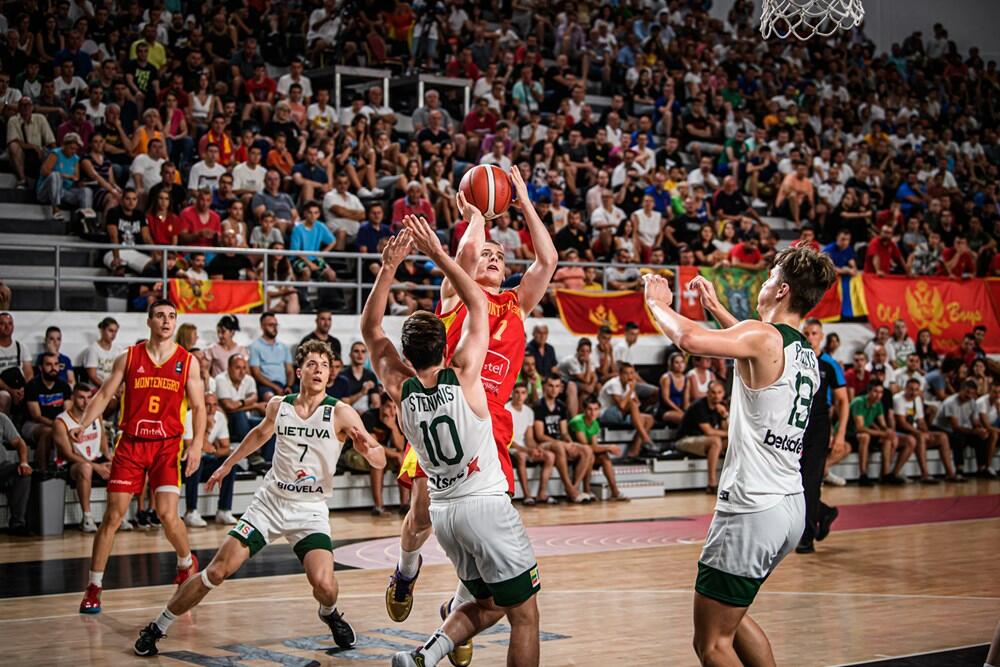 <p>Bol zbog poraza od Litvanije (67:63) biće još veći usljed činjenice da je suđenje bilo očajno, jer se čini da su arbitri riješili meč kada 28 sekundi prije kraja, pri rezultatu 65:63, nisu dosudili očigledan faul nad Fedorom Žugićem. Rival u meču za 3. mjesto branilac titule Izrael</p>