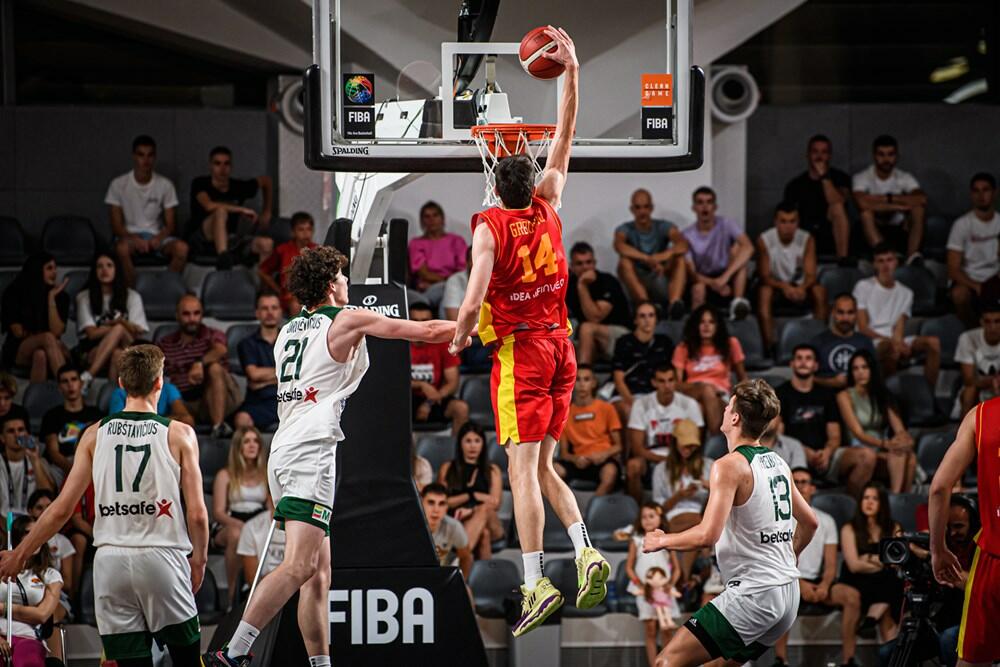 <p>Bol zbog poraza od Litvanije (67:63) biće još veći usljed činjenice da je suđenje bilo očajno, jer se čini da su arbitri riješili meč kada 28 sekundi prije kraja, pri rezultatu 65:63, nisu dosudili očigledan faul nad Fedorom Žugićem. Rival u meču za 3. mjesto branilac titule Izrael</p>