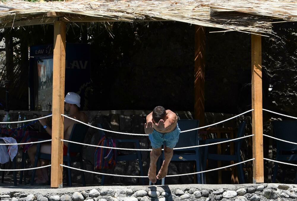 <p>Osim građana Podgorice i Tuzi, reporteri su na gradskim plažama zatekli goste iz inostranstva - neki su došli na odmor, a neki su krenuli u avanturistički obilazak Crne Gore i zemalja u okolini</p>