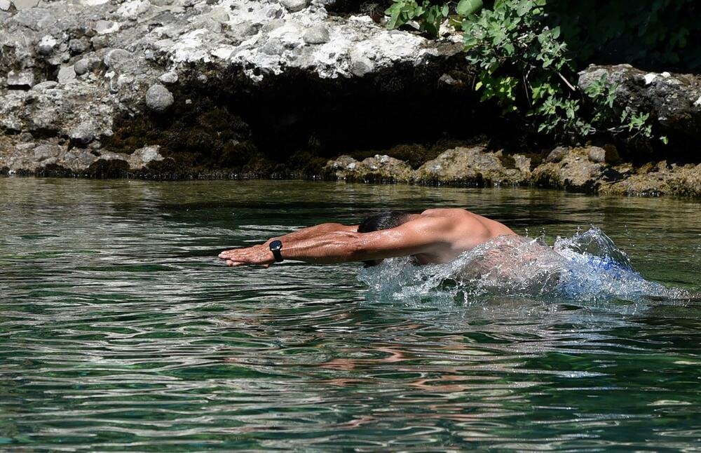 <p>Osim građana Podgorice i Tuzi, reporteri su na gradskim plažama zatekli goste iz inostranstva - neki su došli na odmor, a neki su krenuli u avanturistički obilazak Crne Gore i zemalja u okolini</p>