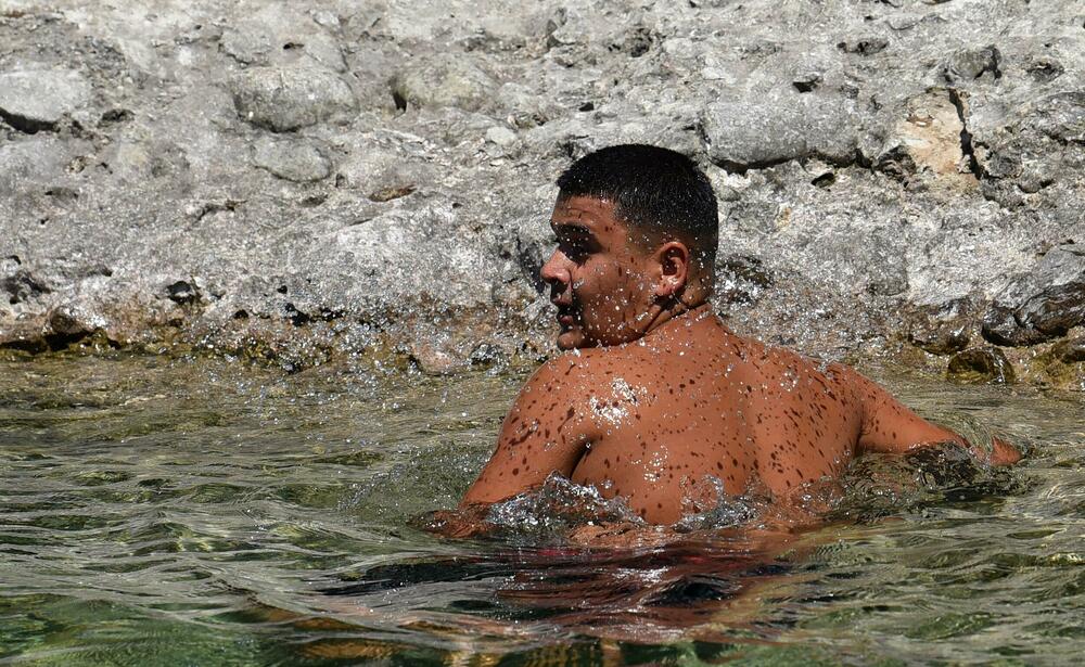 <p>Osim građana Podgorice i Tuzi, reporteri su na gradskim plažama zatekli goste iz inostranstva - neki su došli na odmor, a neki su krenuli u avanturistički obilazak Crne Gore i zemalja u okolini</p>