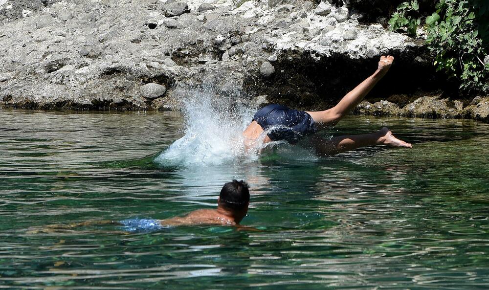 <p>Osim građana Podgorice i Tuzi, reporteri su na gradskim plažama zatekli goste iz inostranstva - neki su došli na odmor, a neki su krenuli u avanturistički obilazak Crne Gore i zemalja u okolini</p>