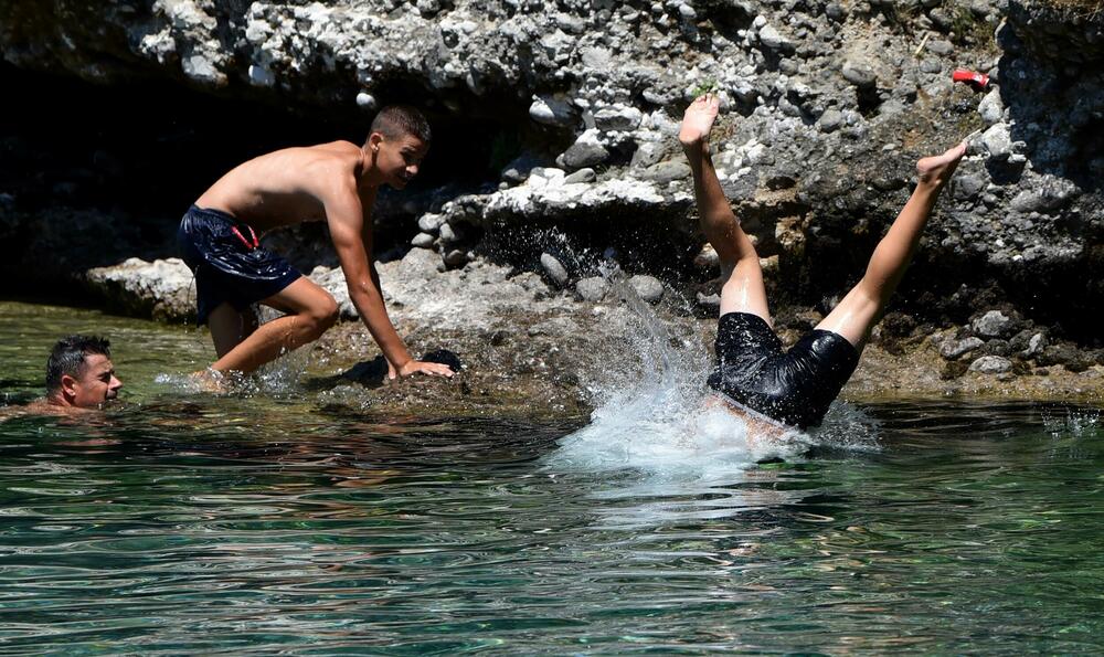 <p>Osim građana Podgorice i Tuzi, reporteri su na gradskim plažama zatekli goste iz inostranstva - neki su došli na odmor, a neki su krenuli u avanturistički obilazak Crne Gore i zemalja u okolini</p>
