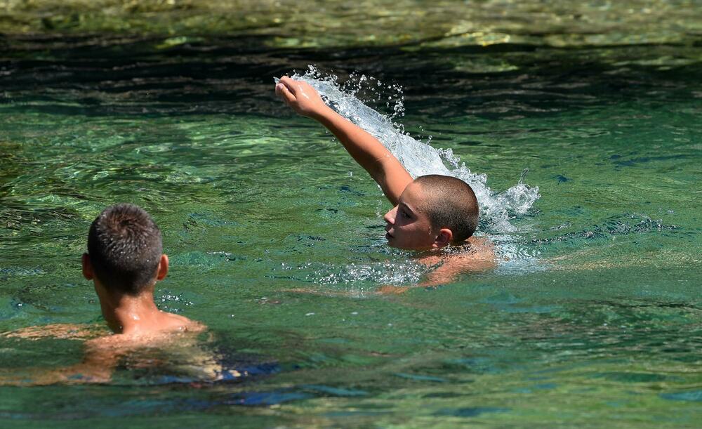<p>Osim građana Podgorice i Tuzi, reporteri su na gradskim plažama zatekli goste iz inostranstva - neki su došli na odmor, a neki su krenuli u avanturistički obilazak Crne Gore i zemalja u okolini</p>