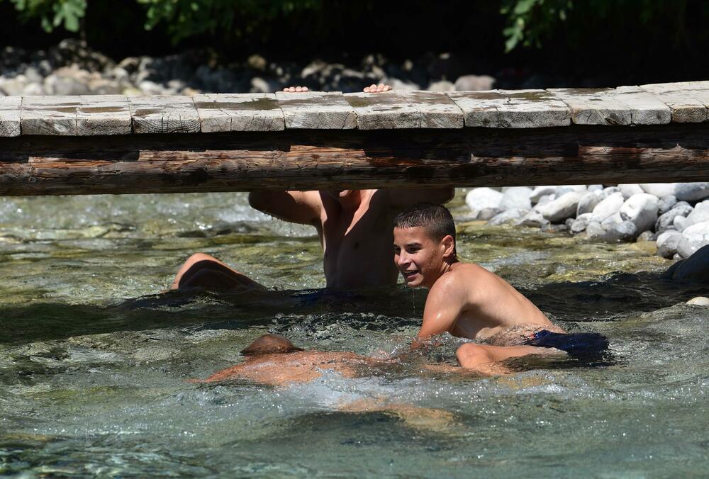 <p>Osim građana Podgorice i Tuzi, reporteri su na gradskim plažama zatekli goste iz inostranstva - neki su došli na odmor, a neki su krenuli u avanturistički obilazak Crne Gore i zemalja u okolini</p>