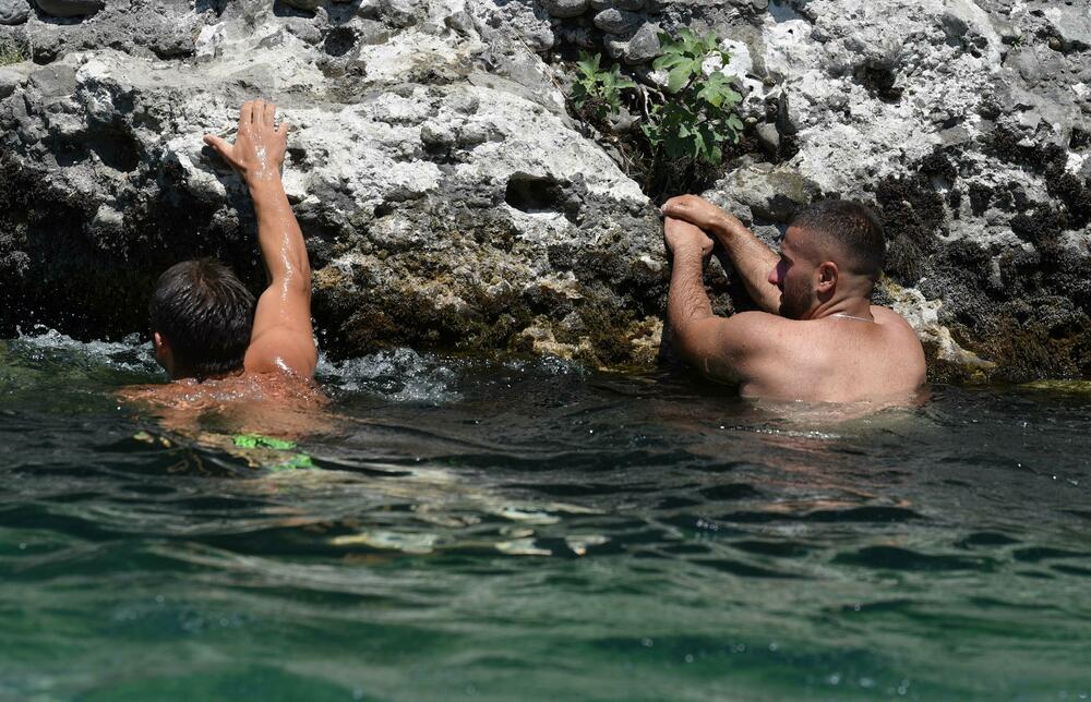 <p>Osim građana Podgorice i Tuzi, reporteri su na gradskim plažama zatekli goste iz inostranstva - neki su došli na odmor, a neki su krenuli u avanturistički obilazak Crne Gore i zemalja u okolini</p>