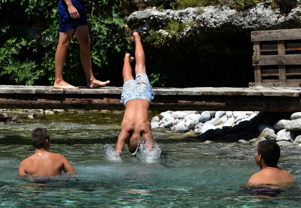 <p>Osim građana Podgorice i Tuzi, reporteri su na gradskim plažama zatekli goste iz inostranstva - neki su došli na odmor, a neki su krenuli u avanturistički obilazak Crne Gore i zemalja u okolini</p>