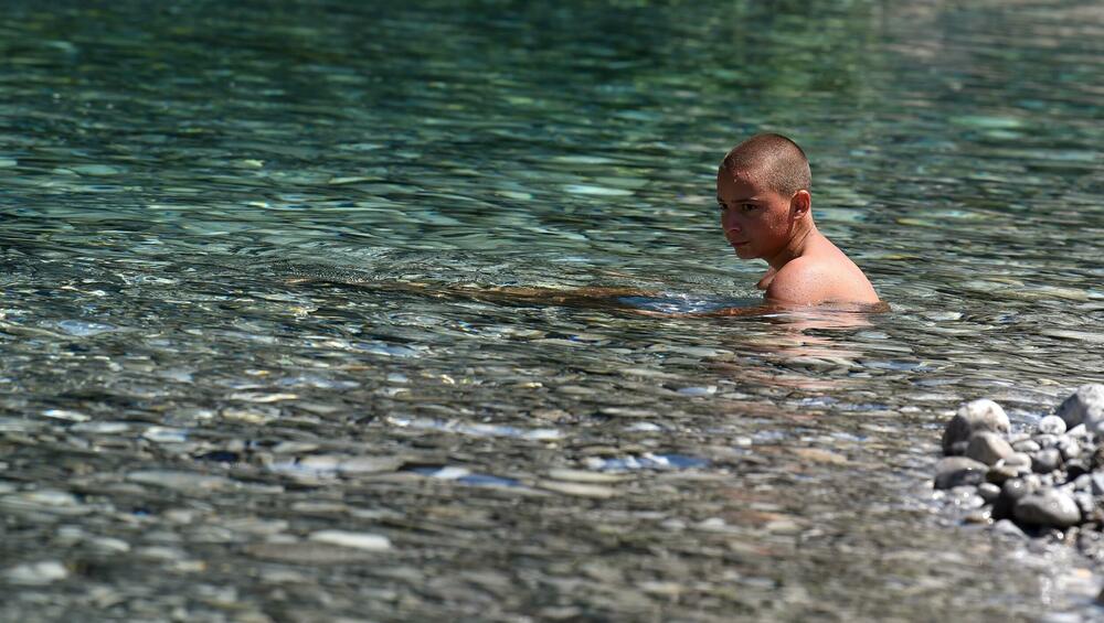 <p>Osim građana Podgorice i Tuzi, reporteri su na gradskim plažama zatekli goste iz inostranstva - neki su došli na odmor, a neki su krenuli u avanturistički obilazak Crne Gore i zemalja u okolini</p>