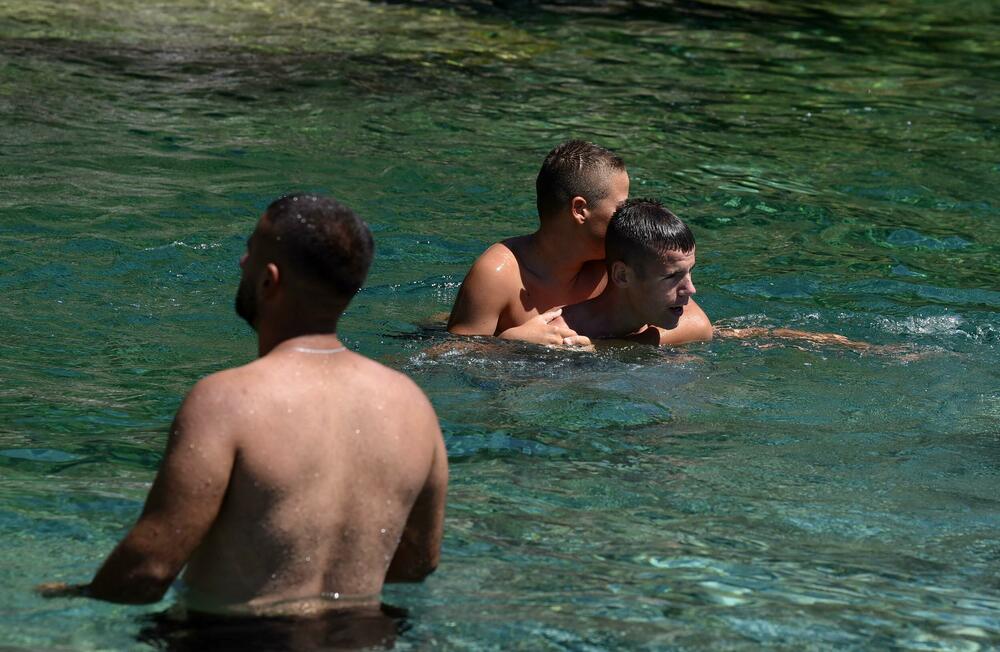 <p>Osim građana Podgorice i Tuzi, reporteri su na gradskim plažama zatekli goste iz inostranstva - neki su došli na odmor, a neki su krenuli u avanturistički obilazak Crne Gore i zemalja u okolini</p>