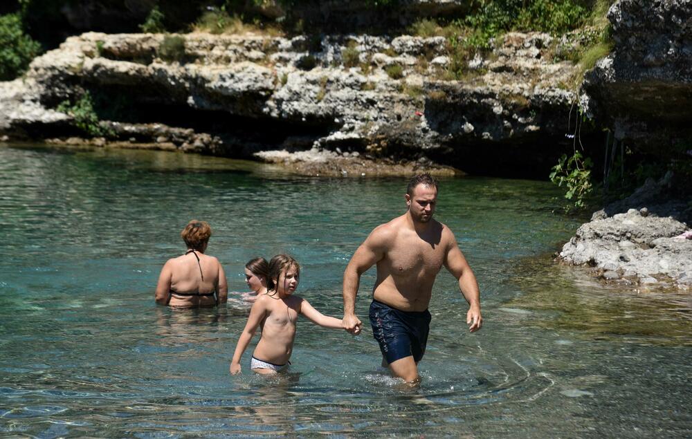 <p>Osim građana Podgorice i Tuzi, reporteri su na gradskim plažama zatekli goste iz inostranstva - neki su došli na odmor, a neki su krenuli u avanturistički obilazak Crne Gore i zemalja u okolini</p>