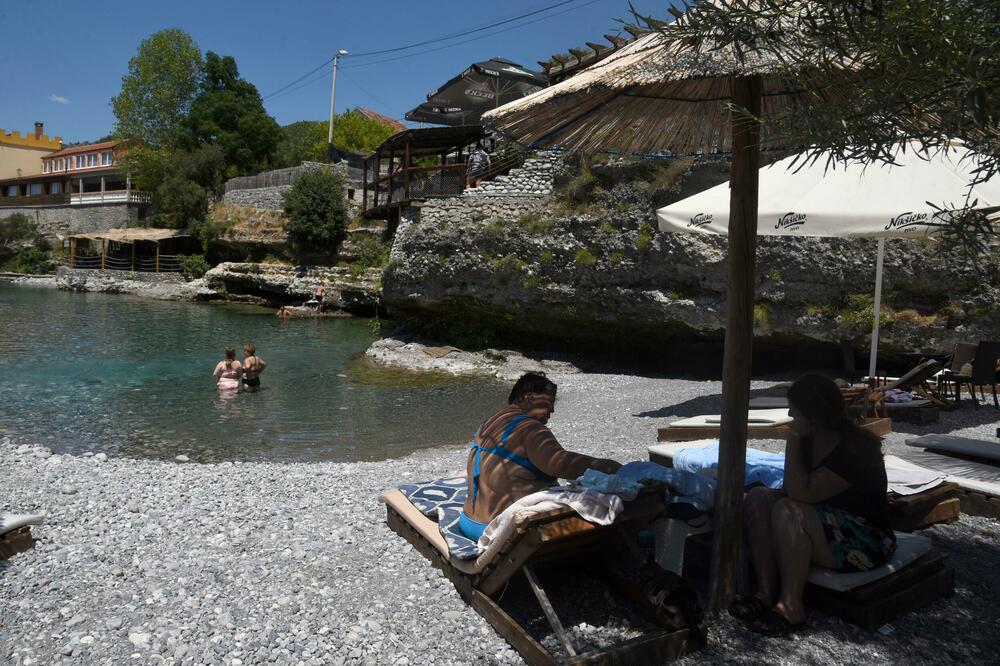 <p>Osim građana Podgorice i Tuzi, reporteri su na gradskim plažama zatekli goste iz inostranstva - neki su došli na odmor, a neki su krenuli u avanturistički obilazak Crne Gore i zemalja u okolini</p>