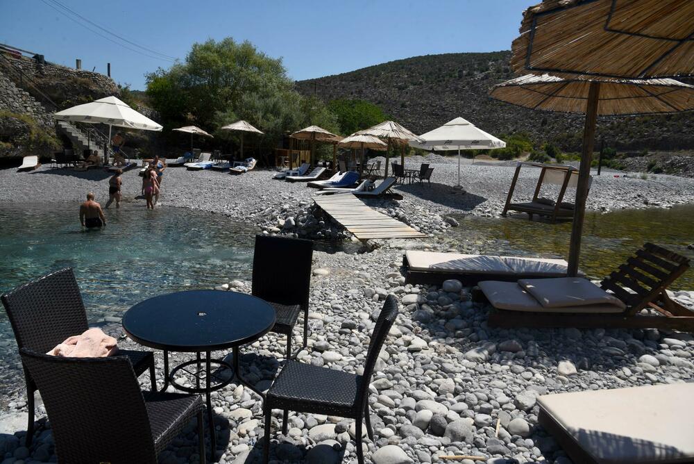 <p>Osim građana Podgorice i Tuzi, reporteri su na gradskim plažama zatekli goste iz inostranstva - neki su došli na odmor, a neki su krenuli u avanturistički obilazak Crne Gore i zemalja u okolini</p>