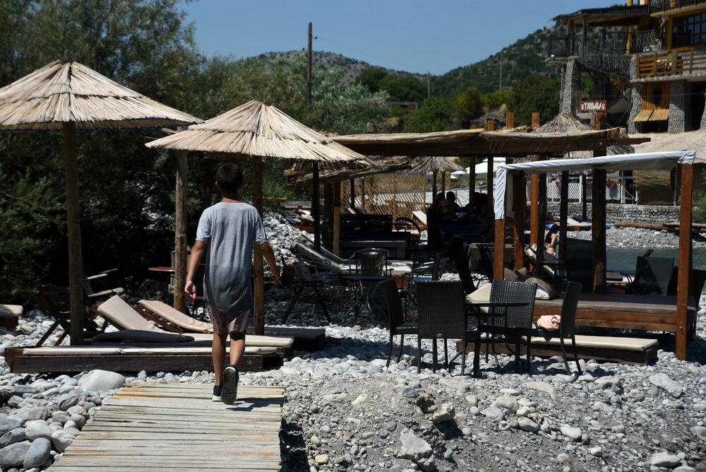 <p>Osim građana Podgorice i Tuzi, reporteri su na gradskim plažama zatekli goste iz inostranstva - neki su došli na odmor, a neki su krenuli u avanturistički obilazak Crne Gore i zemalja u okolini</p>