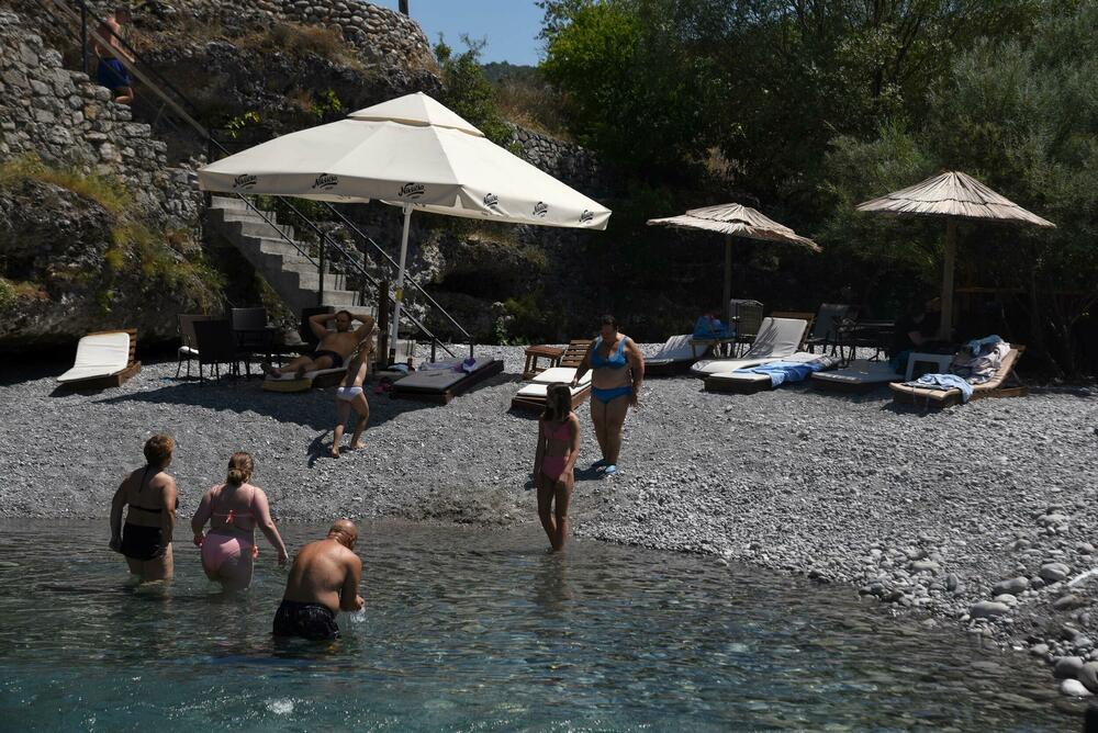 <p>Osim građana Podgorice i Tuzi, reporteri su na gradskim plažama zatekli goste iz inostranstva - neki su došli na odmor, a neki su krenuli u avanturistički obilazak Crne Gore i zemalja u okolini</p>