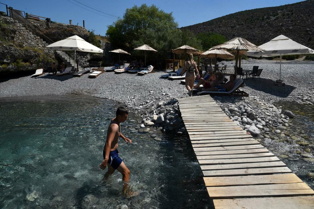 <p>Osim građana Podgorice i Tuzi, reporteri su na gradskim plažama zatekli goste iz inostranstva - neki su došli na odmor, a neki su krenuli u avanturistički obilazak Crne Gore i zemalja u okolini</p>