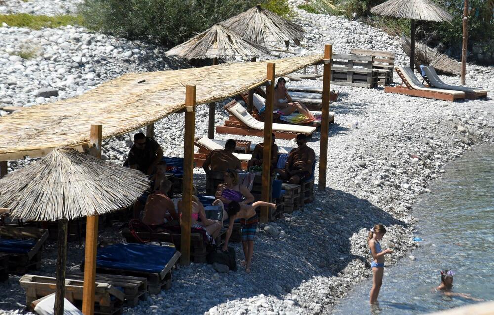 <p>Osim građana Podgorice i Tuzi, reporteri su na gradskim plažama zatekli goste iz inostranstva - neki su došli na odmor, a neki su krenuli u avanturistički obilazak Crne Gore i zemalja u okolini</p>
