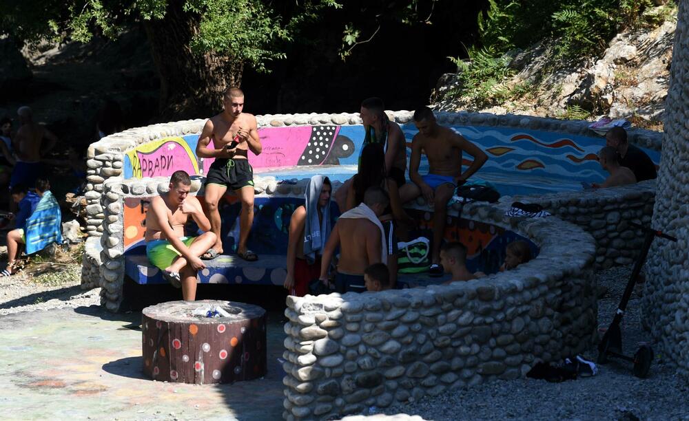 <p>Osim građana Podgorice i Tuzi, reporteri su na gradskim plažama zatekli goste iz inostranstva - neki su došli na odmor, a neki su krenuli u avanturistički obilazak Crne Gore i zemalja u okolini</p>