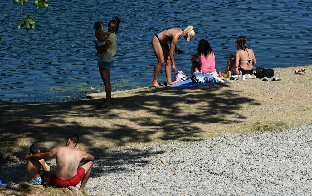 <p>Osim građana Podgorice i Tuzi, reporteri su na gradskim plažama zatekli goste iz inostranstva - neki su došli na odmor, a neki su krenuli u avanturistički obilazak Crne Gore i zemalja u okolini</p>
