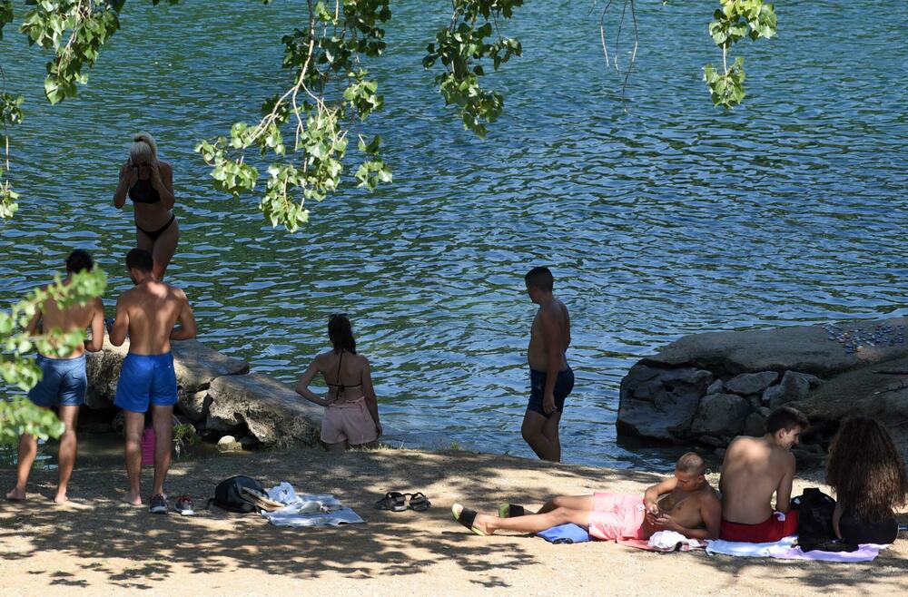 <p>Osim građana Podgorice i Tuzi, reporteri su na gradskim plažama zatekli goste iz inostranstva - neki su došli na odmor, a neki su krenuli u avanturistički obilazak Crne Gore i zemalja u okolini</p>