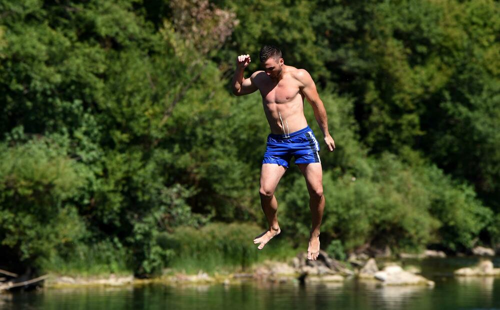 <p>Osim građana Podgorice i Tuzi, reporteri su na gradskim plažama zatekli goste iz inostranstva - neki su došli na odmor, a neki su krenuli u avanturistički obilazak Crne Gore i zemalja u okolini</p>