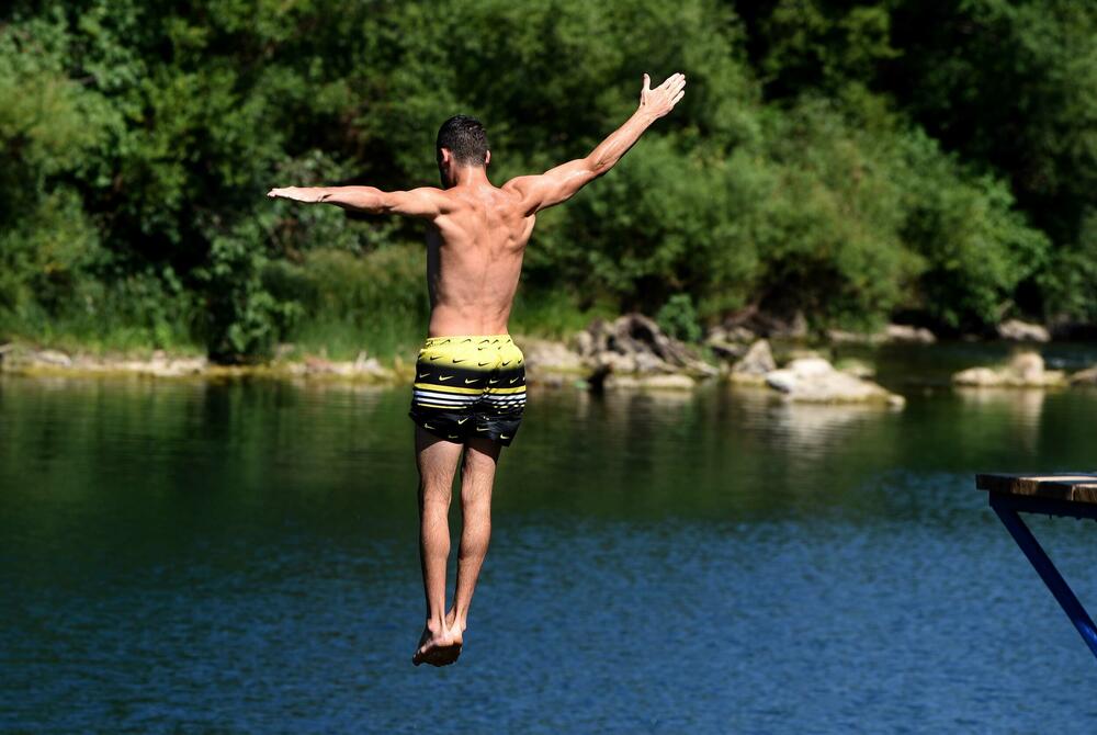 <p>Osim građana Podgorice i Tuzi, reporteri su na gradskim plažama zatekli goste iz inostranstva - neki su došli na odmor, a neki su krenuli u avanturistički obilazak Crne Gore i zemalja u okolini</p>